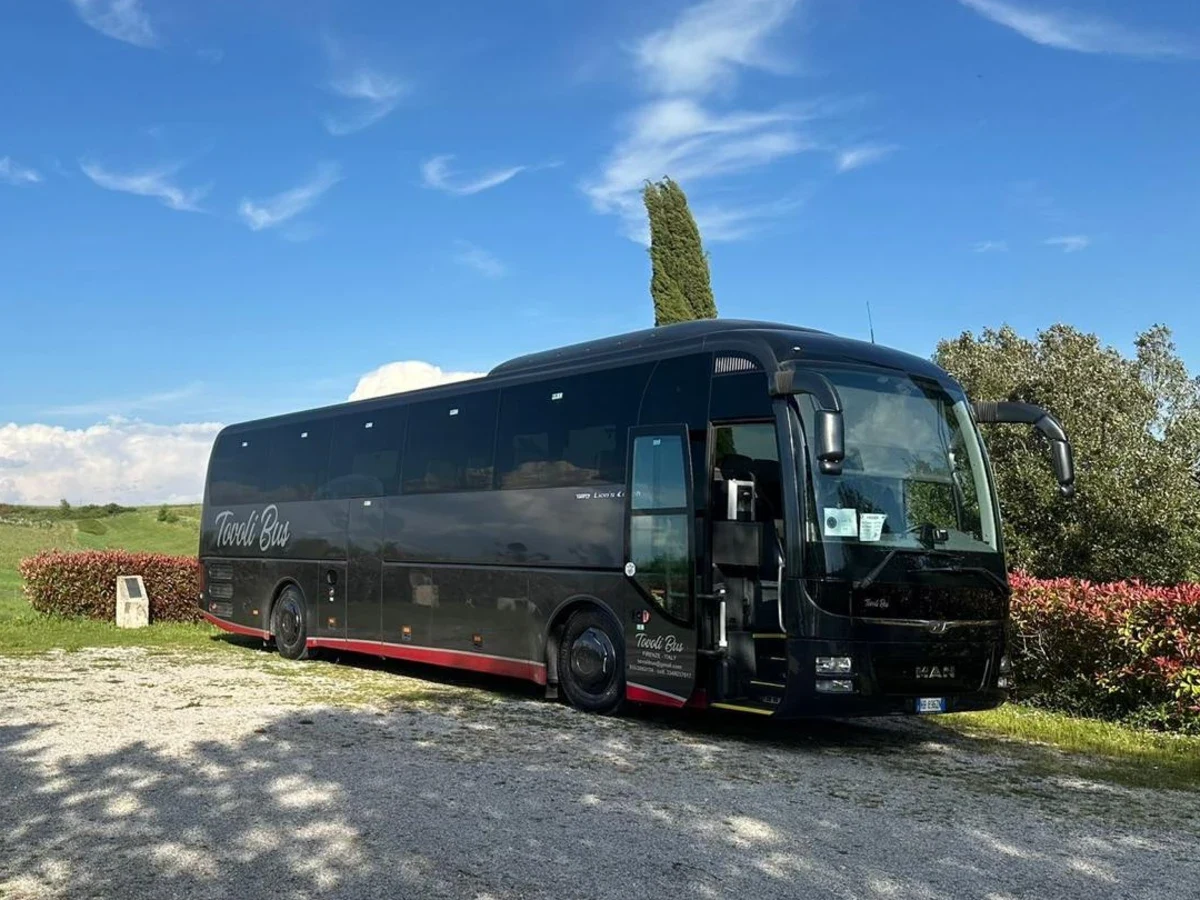 Bus 50 posti con autista
per gruppi, scuole ed eventi